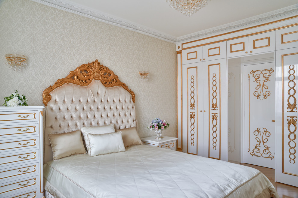 Источник вдохновения для домашнего уюта: большая хозяйская спальня в классическом стиле с паркетным полом среднего тона
