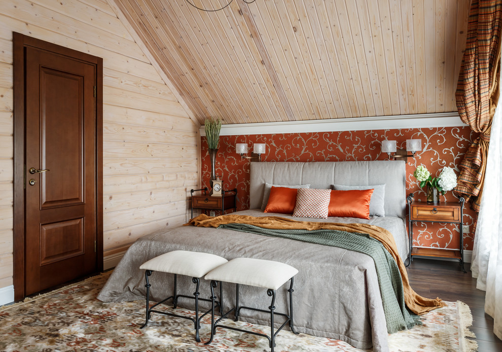 Стильный дизайн: спальня в стиле кантри с бежевыми стенами, темным паркетным полом, коричневым полом и кроватью в нише - последний тренд