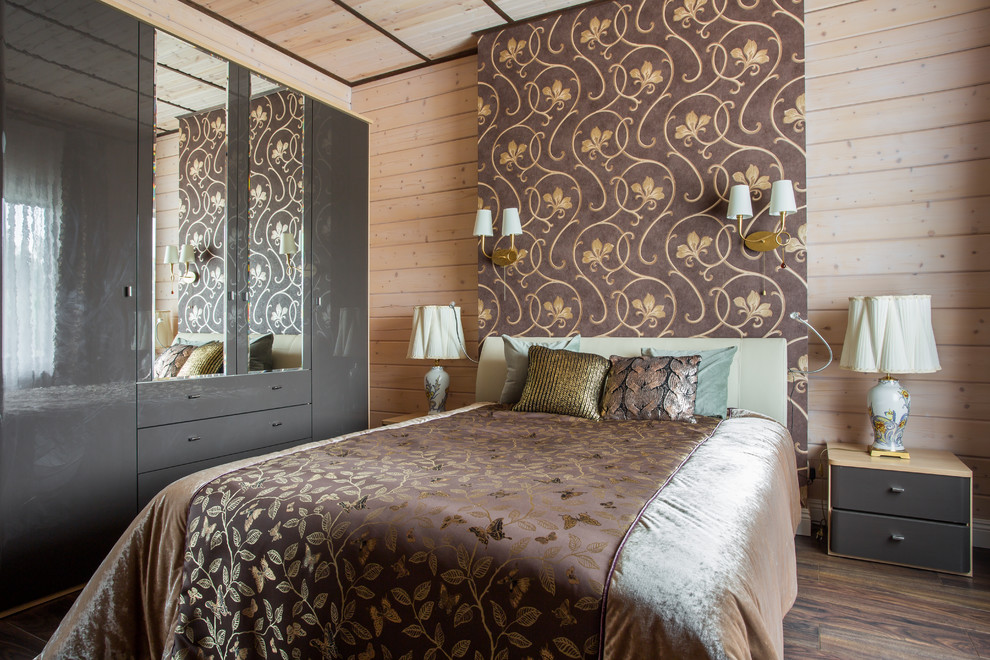 На фото: спальня: освещение в стиле кантри с бежевыми стенами, темным паркетным полом и коричневым полом