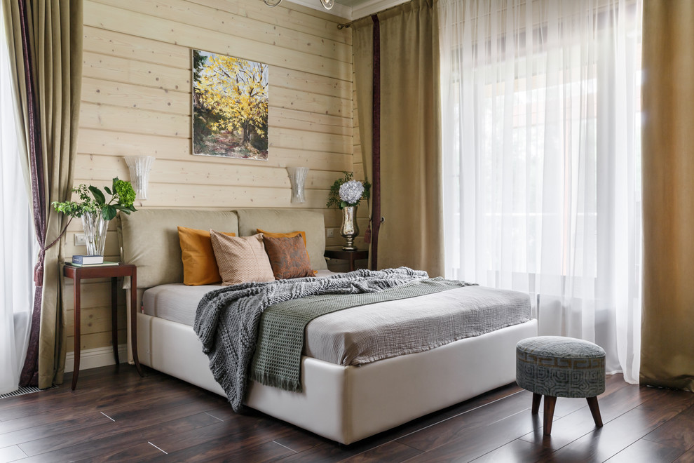 Landhausstil Schlafzimmer mit beiger Wandfarbe, dunklem Holzboden und braunem Boden in Moskau