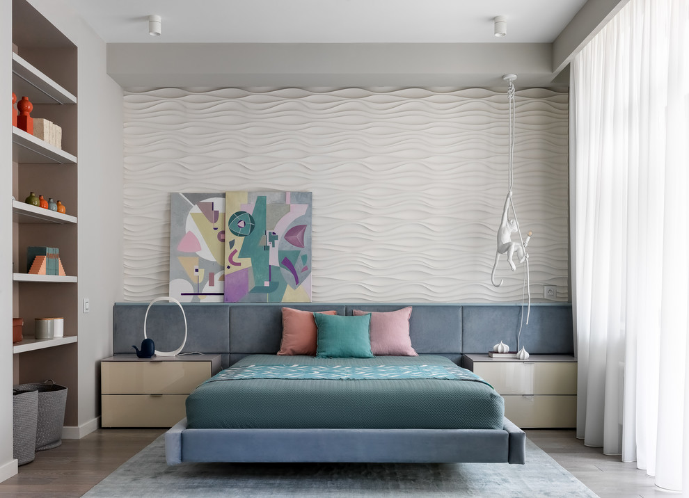 Идея дизайна: спальня в современном стиле с белыми стенами, светлым паркетным полом и серым полом