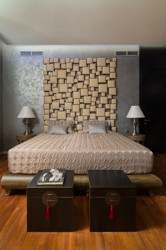 Idee per una camera matrimoniale boho chic con pareti grigie e pavimento in legno massello medio