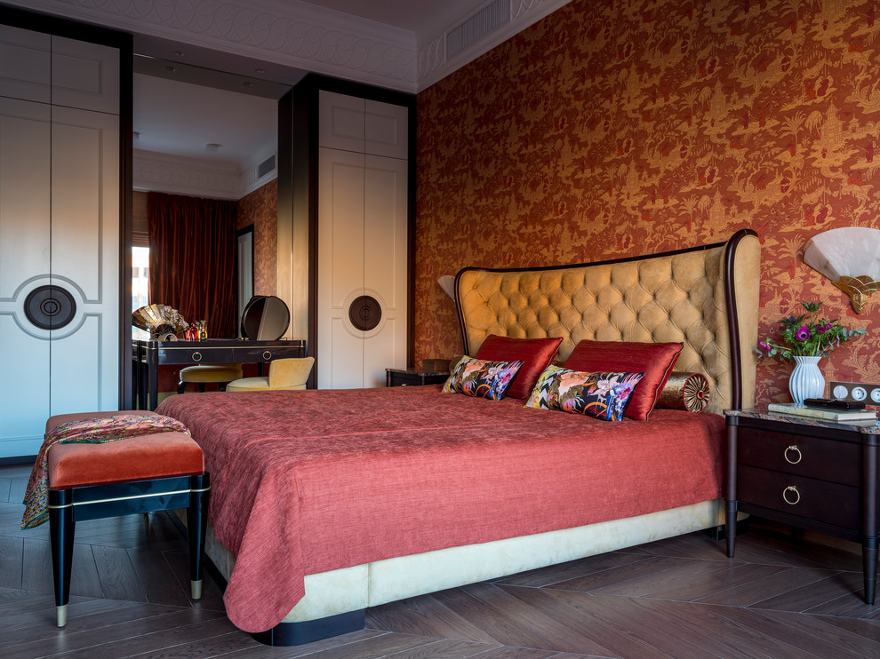 Идея дизайна: спальня среднего размера в стиле фьюжн с оранжевыми стенами, паркетным полом среднего тона и коричневым полом