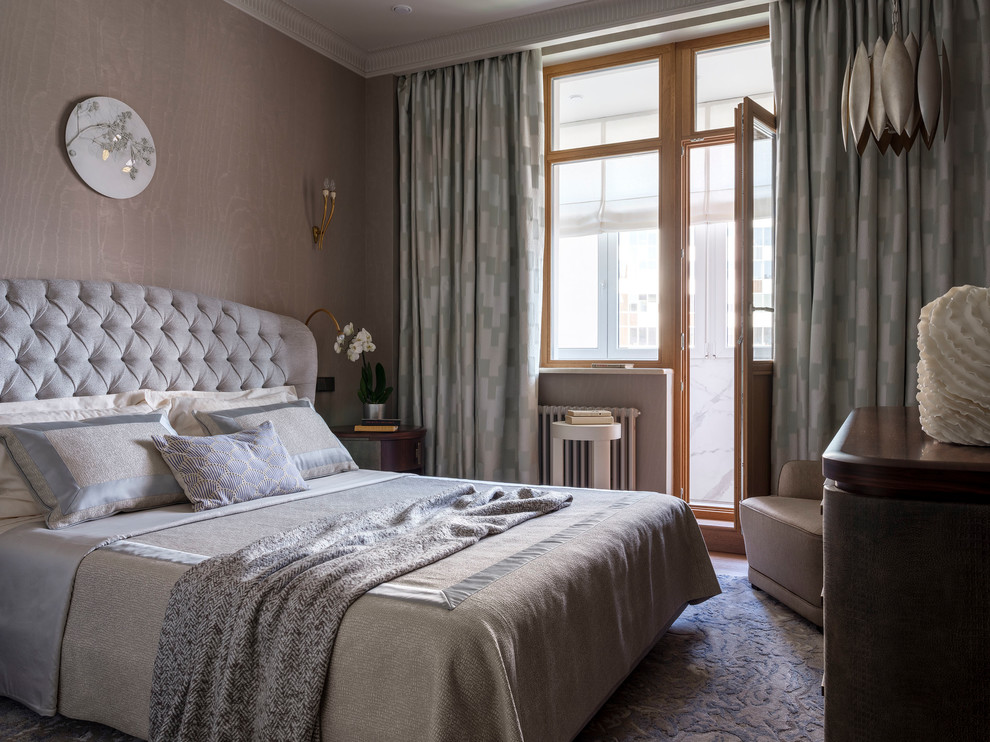 モスクワにある小さなトランジショナルスタイルのおしゃれな主寝室 (無垢フローリング、茶色い床、ベージュの壁)