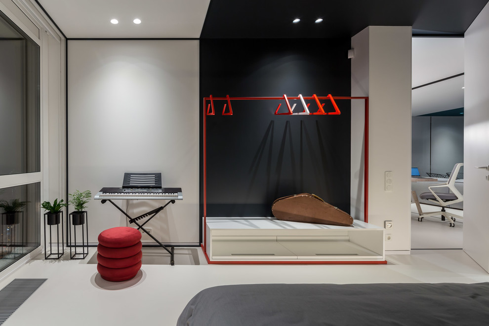 Идея дизайна: хозяйская спальня среднего размера в современном стиле с белыми стенами и белым полом без камина