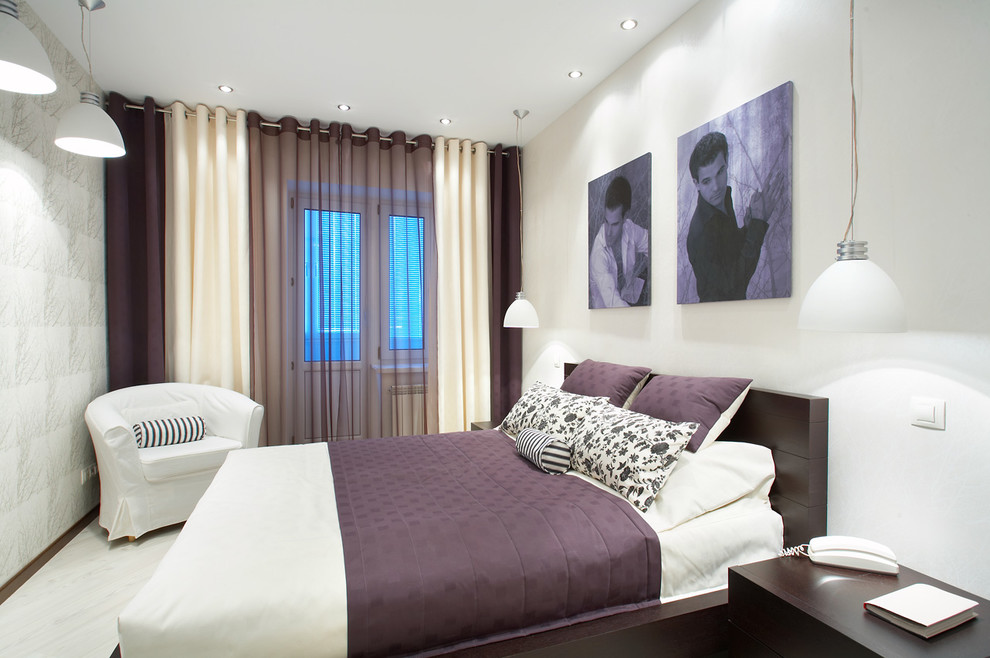 Ejemplo de dormitorio principal contemporáneo de tamaño medio con paredes beige, suelo laminado y suelo blanco