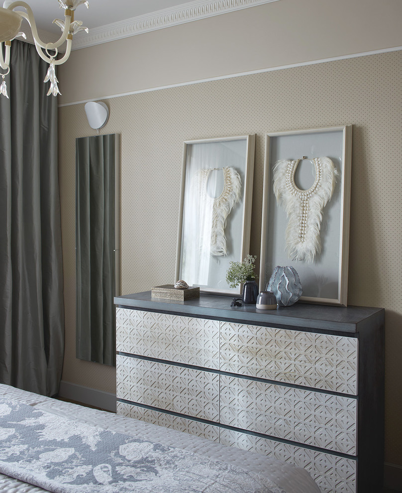 Idee per una piccola camera da letto classica con pareti beige