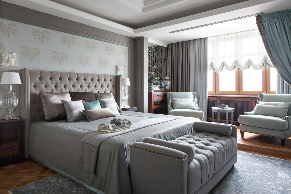 На фото: большая хозяйская спальня: освещение в классическом стиле с паркетным полом среднего тона, серыми стенами и коричневым полом