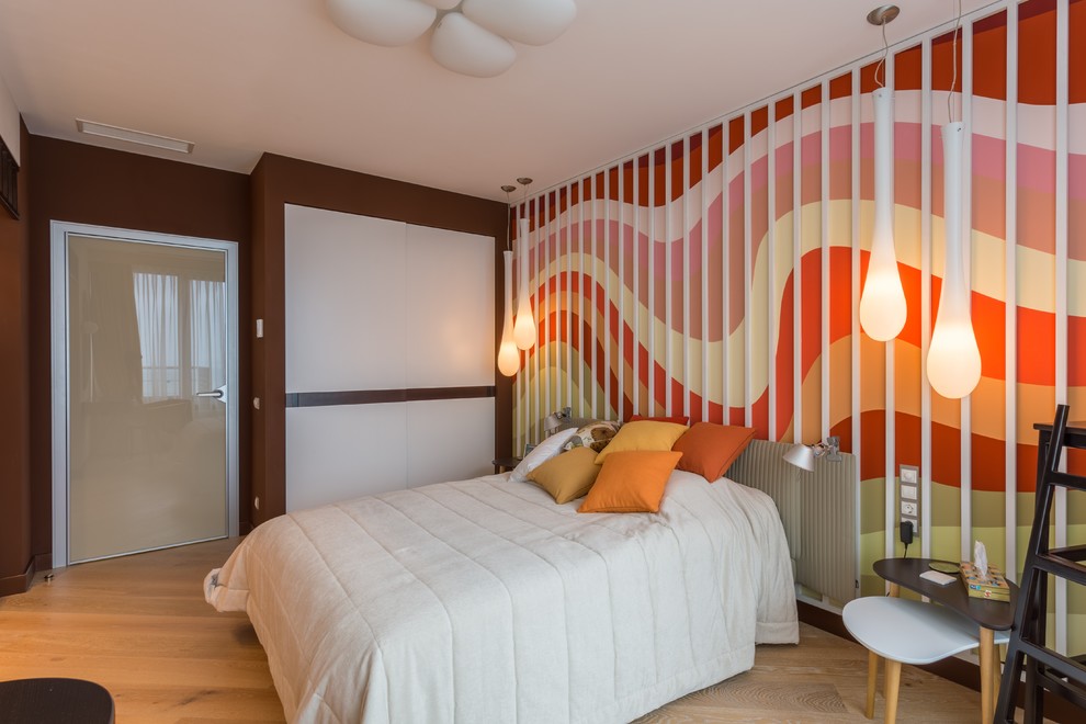 Diseño de dormitorio principal contemporáneo con paredes blancas y suelo de madera clara