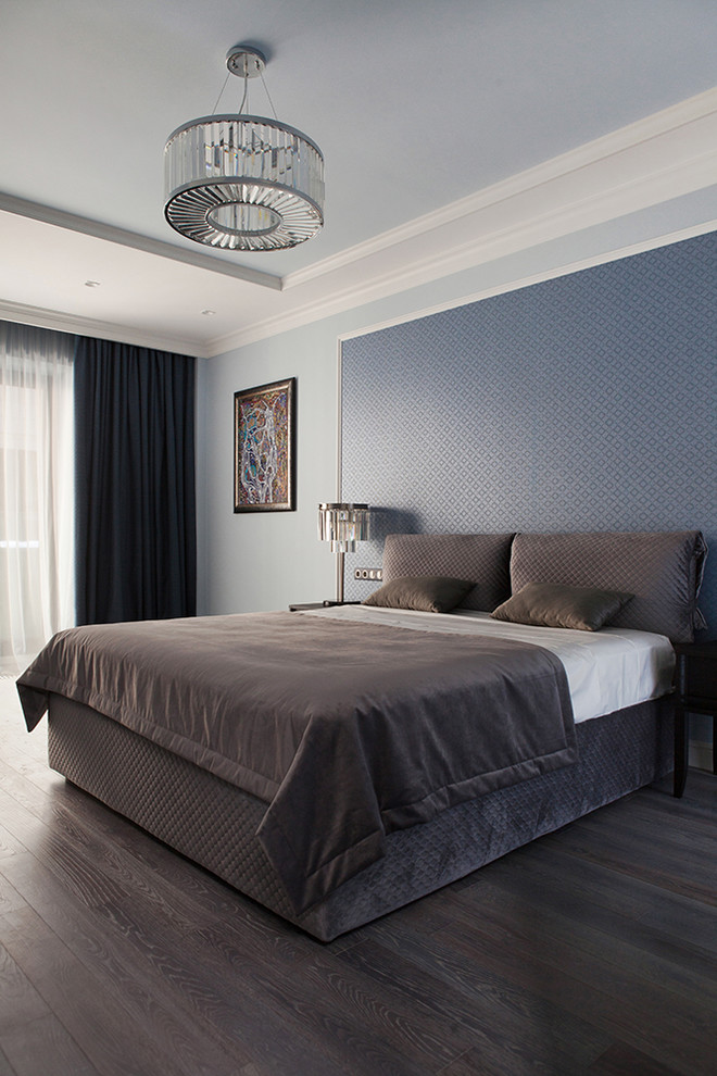 Modelo de dormitorio principal clásico renovado con paredes azules y suelo de madera oscura