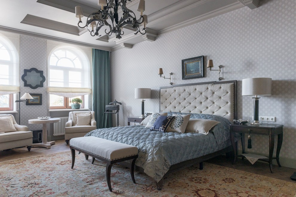 Пример оригинального дизайна: спальня в викторианском стиле с серыми стенами и коричневым полом
