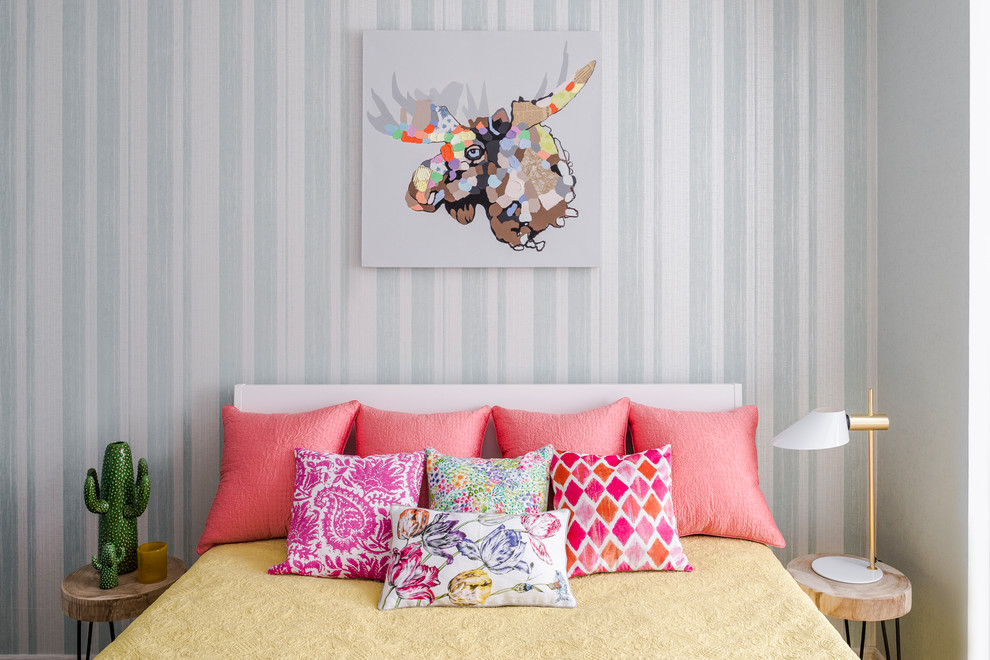Inspiration pour une chambre grise et rose design avec un mur multicolore.