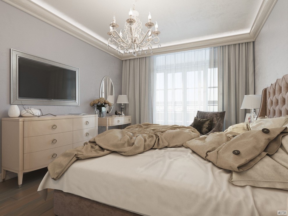 Foto de dormitorio principal clásico de tamaño medio sin chimenea con paredes grises, suelo laminado y suelo marrón