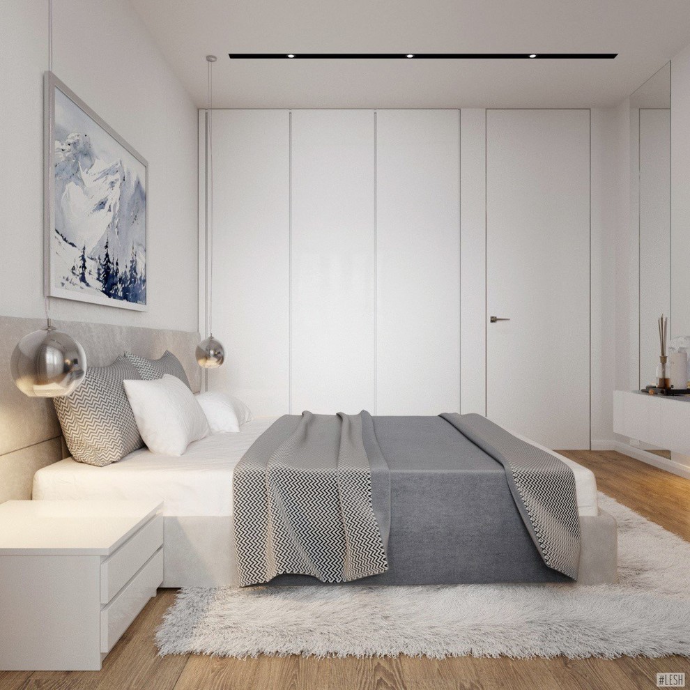 サンクトペテルブルクにある中くらいなコンテンポラリースタイルのおしゃれな主寝室 (白い壁、ラミネートの床、暖炉なし、ベージュの床) のインテリア