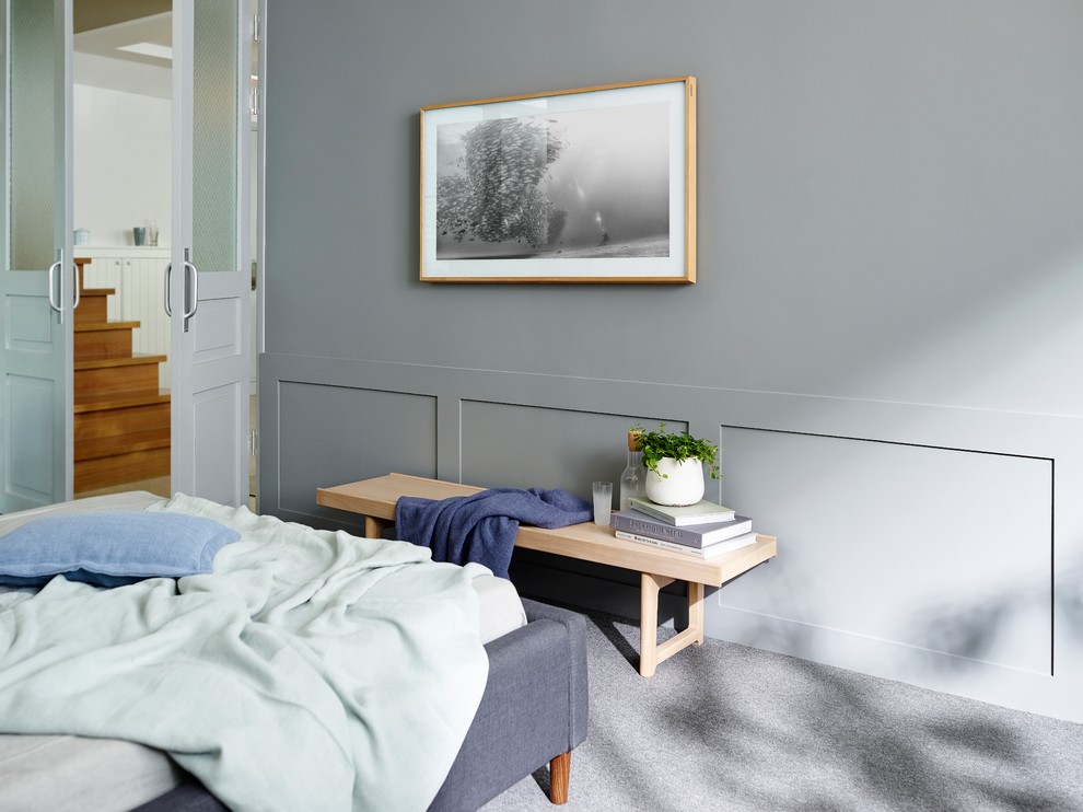 Modelo de dormitorio principal contemporáneo con paredes grises, moqueta y suelo gris