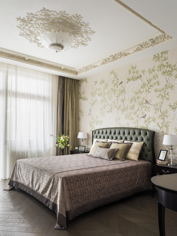 Foto de dormitorio principal clásico renovado de tamaño medio con paredes beige, suelo de madera oscura y suelo marrón