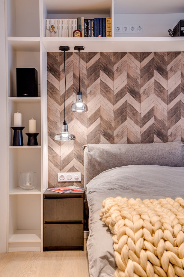 Diseño de dormitorio principal nórdico de tamaño medio sin chimenea con paredes grises, suelo de madera en tonos medios y suelo beige