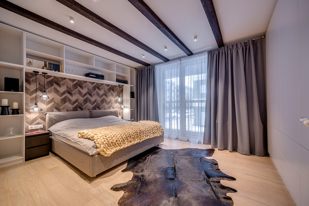 Ejemplo de dormitorio principal escandinavo de tamaño medio sin chimenea con paredes grises, suelo de madera en tonos medios y suelo beige