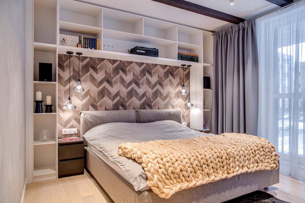 Mittelgroßes Skandinavisches Hauptschlafzimmer ohne Kamin mit grauer Wandfarbe, beigem Boden und hellem Holzboden in Sankt Petersburg