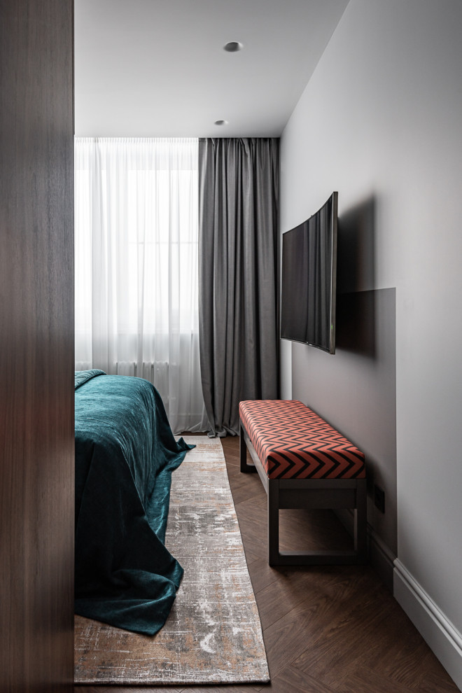 Imagen de dormitorio principal actual pequeño sin chimenea con paredes multicolor, suelo vinílico y suelo beige