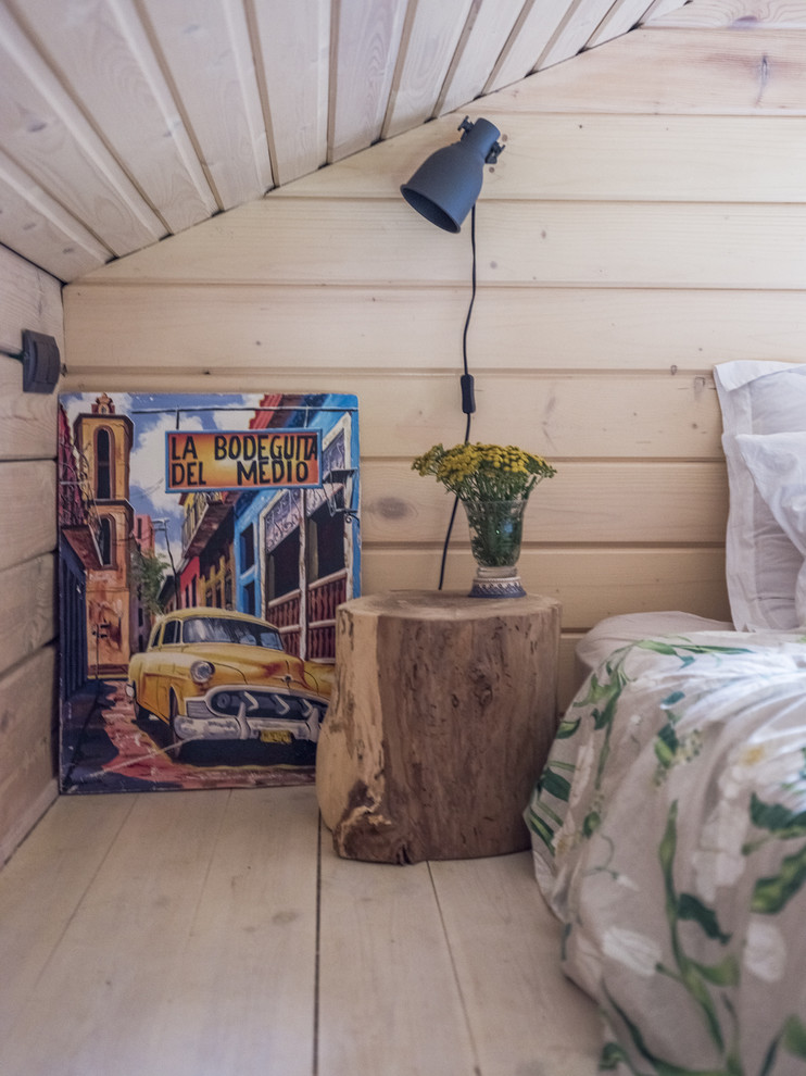 Kleines Country Hauptschlafzimmer ohne Kamin mit beiger Wandfarbe, gebeiztem Holzboden und weißem Boden in Moskau