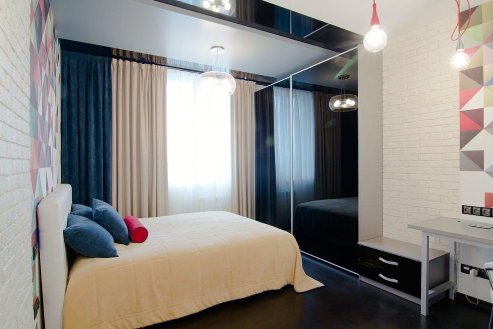 Imagen de dormitorio principal contemporáneo de tamaño medio con suelo de corcho y paredes negras