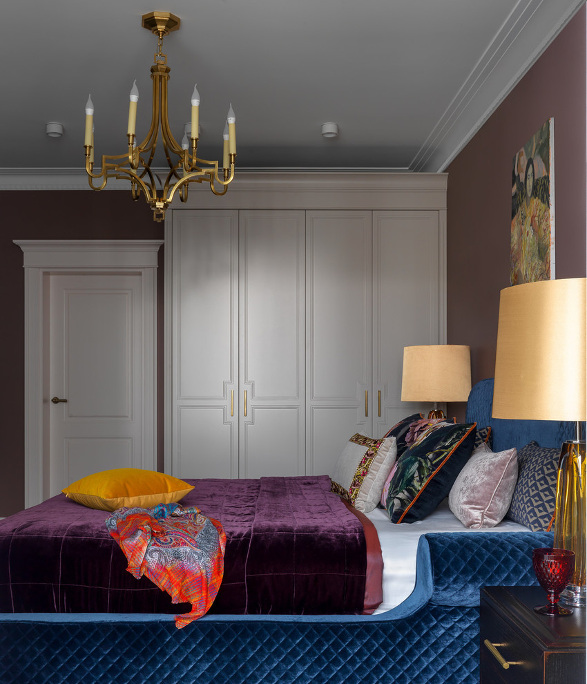 На фото: хозяйская спальня в стиле неоклассика (современная классика) с коричневыми стенами