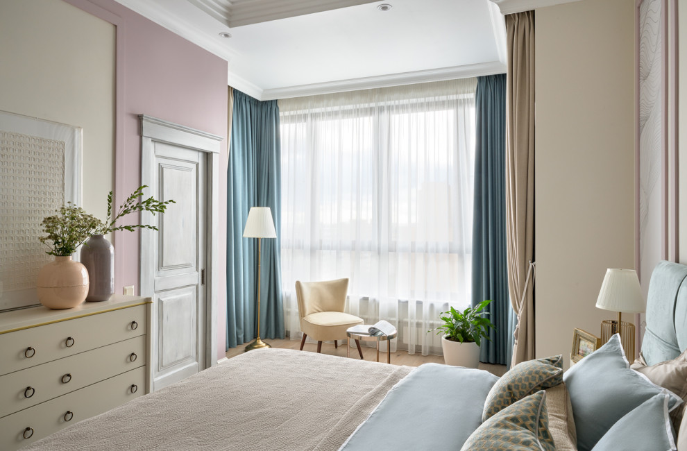 На фото: большая хозяйская спальня в стиле неоклассика (современная классика) с бежевыми стенами, бежевым полом и светлым паркетным полом