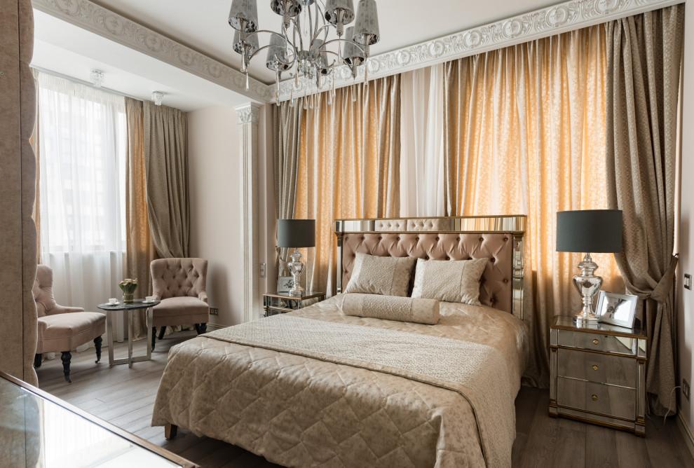 Стильный дизайн: хозяйская спальня в классическом стиле с бежевыми стенами, темным паркетным полом и коричневым полом - последний тренд