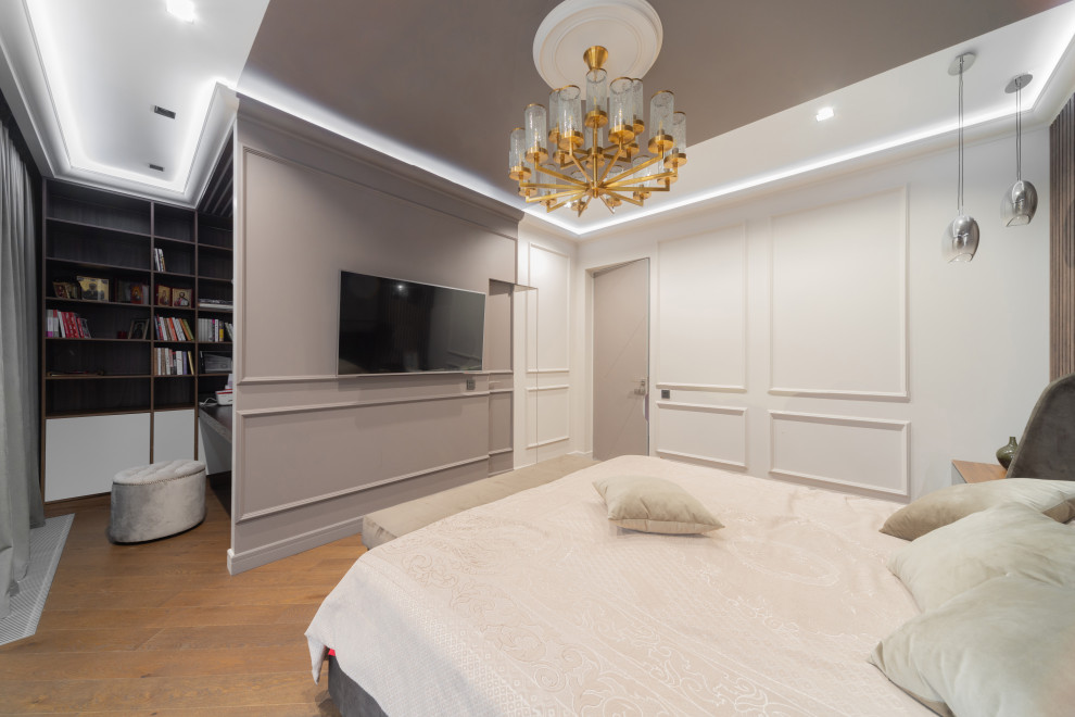 Стильный дизайн: большая хозяйская спальня в стиле неоклассика (современная классика) с серыми стенами, светлым паркетным полом и коричневым полом без камина - последний тренд