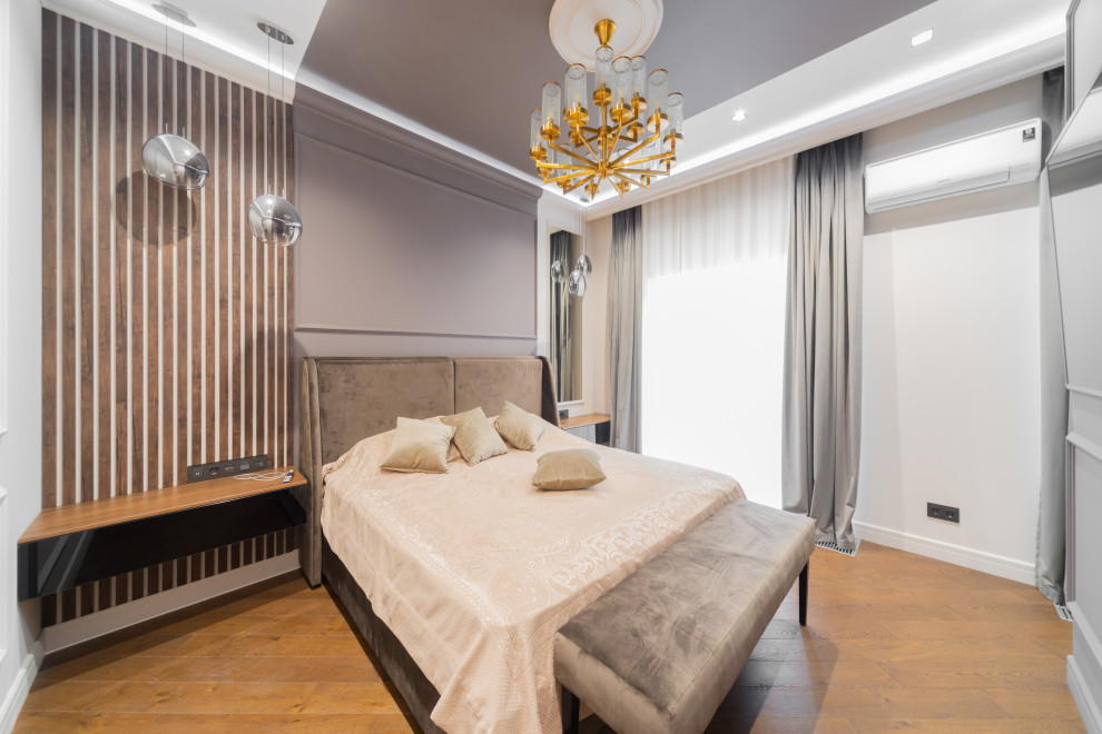 Свежая идея для дизайна: большая хозяйская спальня в современном стиле с серыми стенами, светлым паркетным полом и коричневым полом без камина - отличное фото интерьера