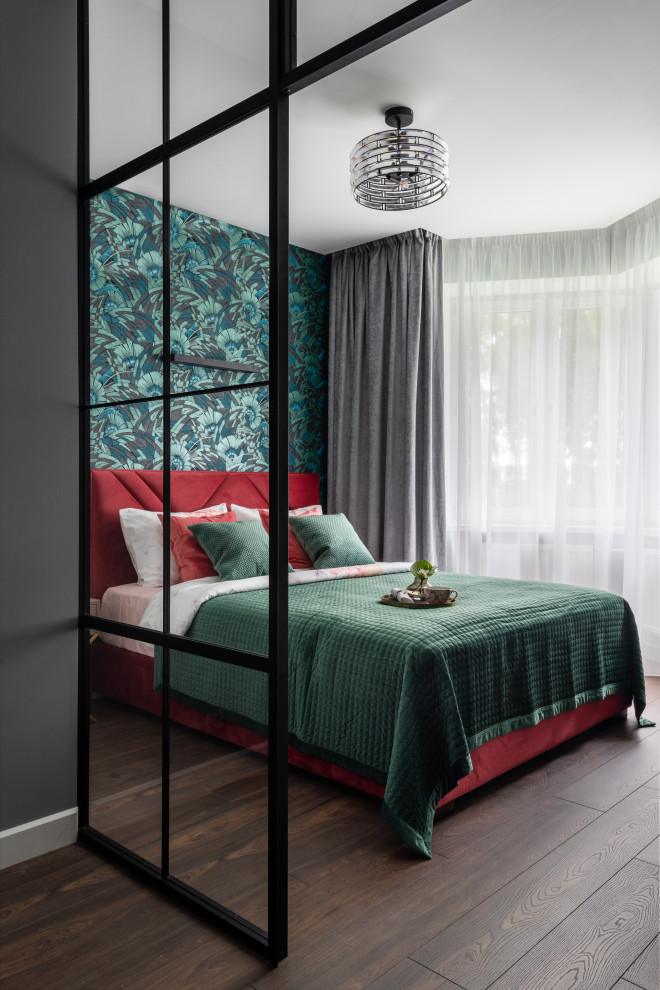 Kleines Modernes Hauptschlafzimmer mit grüner Wandfarbe, Laminat, braunem Boden und Tapetenwänden in Moskau
