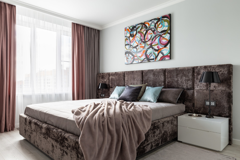 Mittelgroßes Skandinavisches Schlafzimmer mit grauer Wandfarbe und grauem Boden in Sankt Petersburg