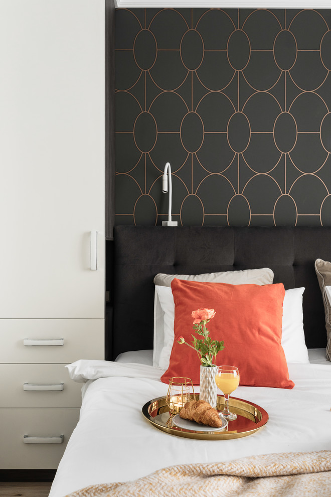 Diseño de dormitorio principal actual pequeño con paredes marrones, suelo de madera en tonos medios y suelo marrón