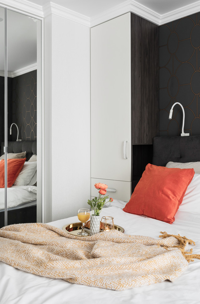 Imagen de dormitorio principal actual pequeño con paredes marrones, suelo de madera en tonos medios y suelo marrón