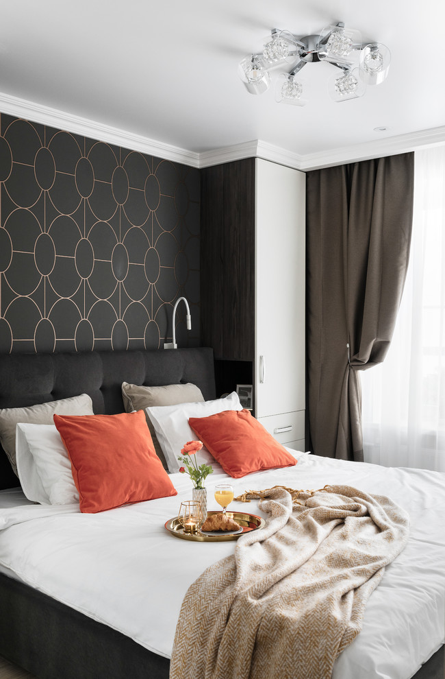 Diseño de dormitorio principal actual pequeño con paredes marrones, suelo de madera en tonos medios y suelo marrón