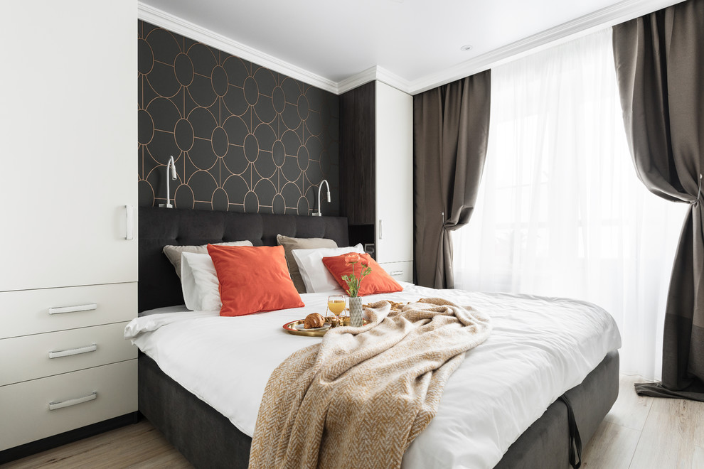 サンクトペテルブルクにある小さなコンテンポラリースタイルのおしゃれな主寝室 (黒い壁、淡色無垢フローリング) のレイアウト
