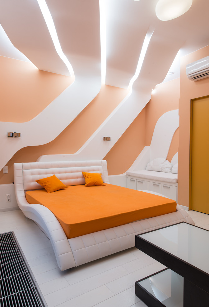 На фото: хозяйская спальня среднего размера в современном стиле с оранжевыми стенами, светлым паркетным полом и белым полом с