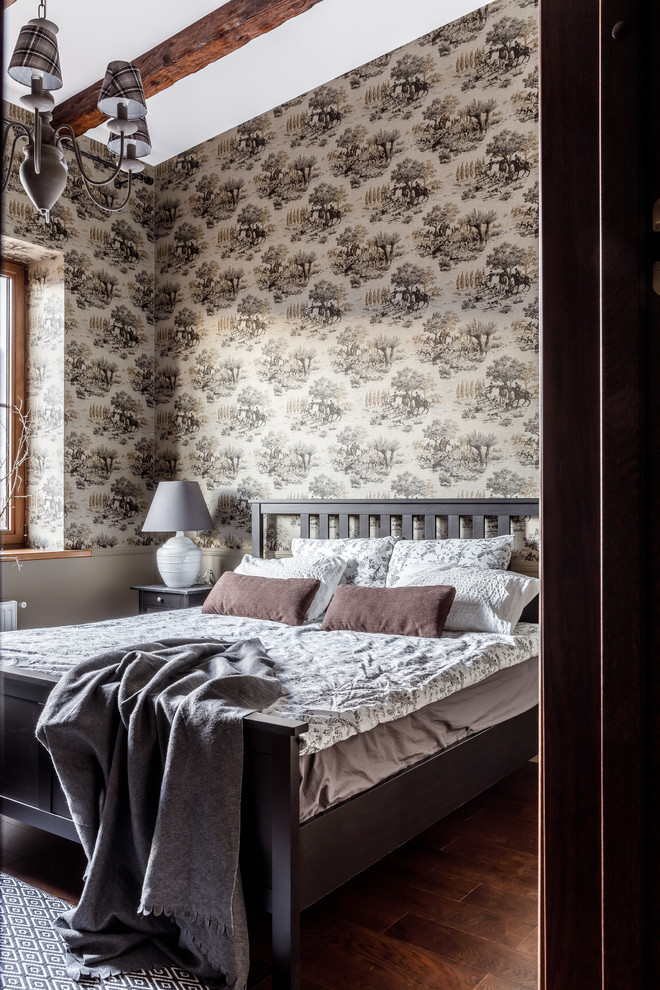 Idee per una camera da letto design con pareti beige, pavimento in legno massello medio e pavimento marrone