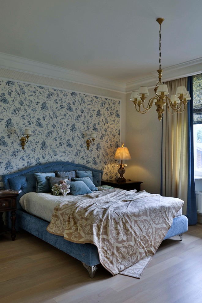 Ispirazione per una camera matrimoniale tradizionale con pareti beige, parquet chiaro e pavimento beige
