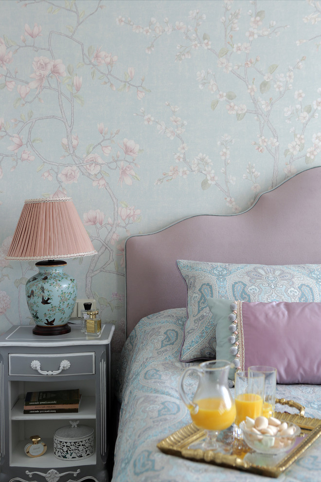 Пример оригинального дизайна: спальня среднего размера: освещение в классическом стиле с синими стенами