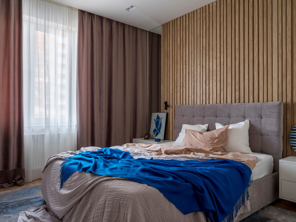 Стильный дизайн: хозяйская спальня в современном стиле с коричневыми стенами - последний тренд