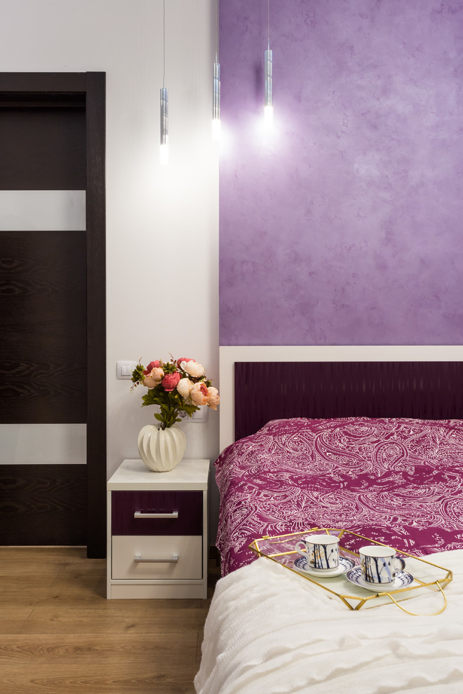 Источник вдохновения для домашнего уюта: хозяйская спальня среднего размера в современном стиле с белыми стенами, полом из ламината и бежевым полом
