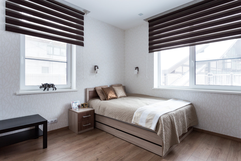 Идея дизайна: гостевая спальня среднего размера, (комната для гостей) в современном стиле с бежевыми стенами, полом из ламината и бежевым полом