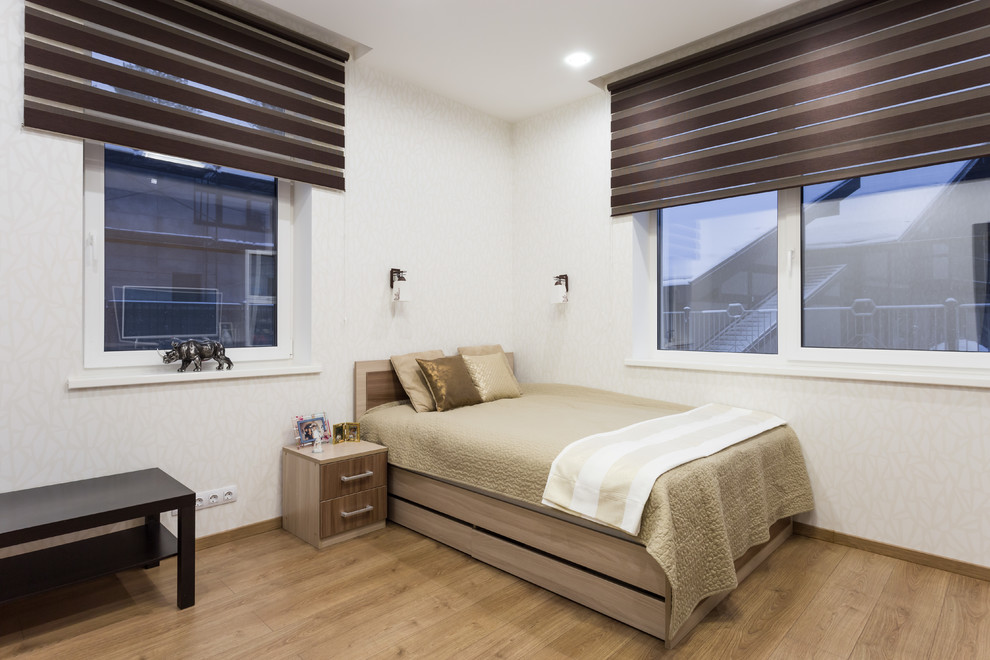 Стильный дизайн: гостевая спальня среднего размера, (комната для гостей) в современном стиле с бежевыми стенами, полом из ламината и бежевым полом - последний тренд