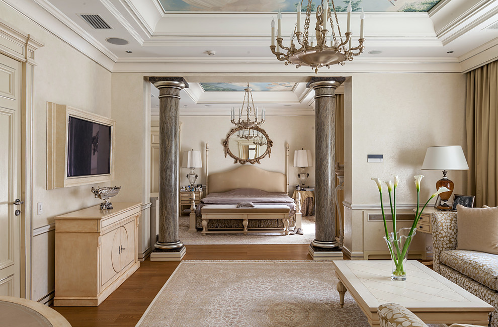 Klassisches Hauptschlafzimmer mit weißer Wandfarbe und Teppichboden in Moskau