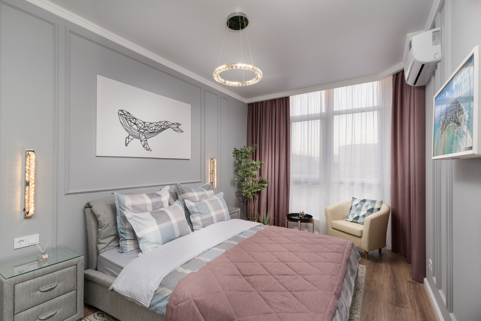 Klassisches Schlafzimmer mit grauer Wandfarbe, dunklem Holzboden, braunem Boden und Wandpaneelen in Sonstige
