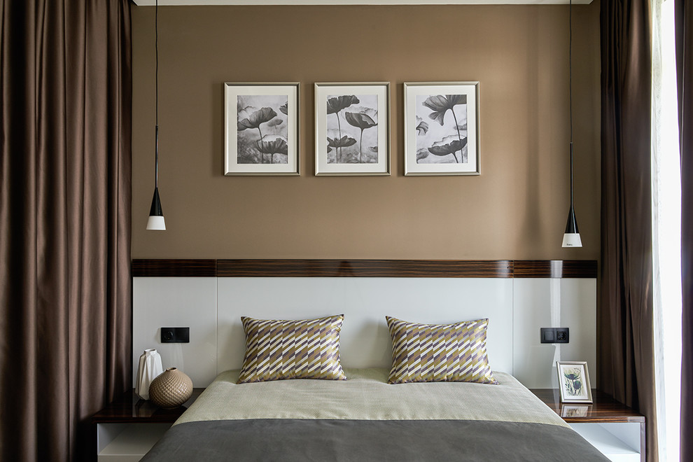 Diseño de dormitorio principal contemporáneo con paredes marrones