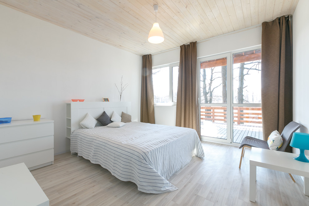 Пример оригинального дизайна: хозяйская спальня в скандинавском стиле с белыми стенами и светлым паркетным полом