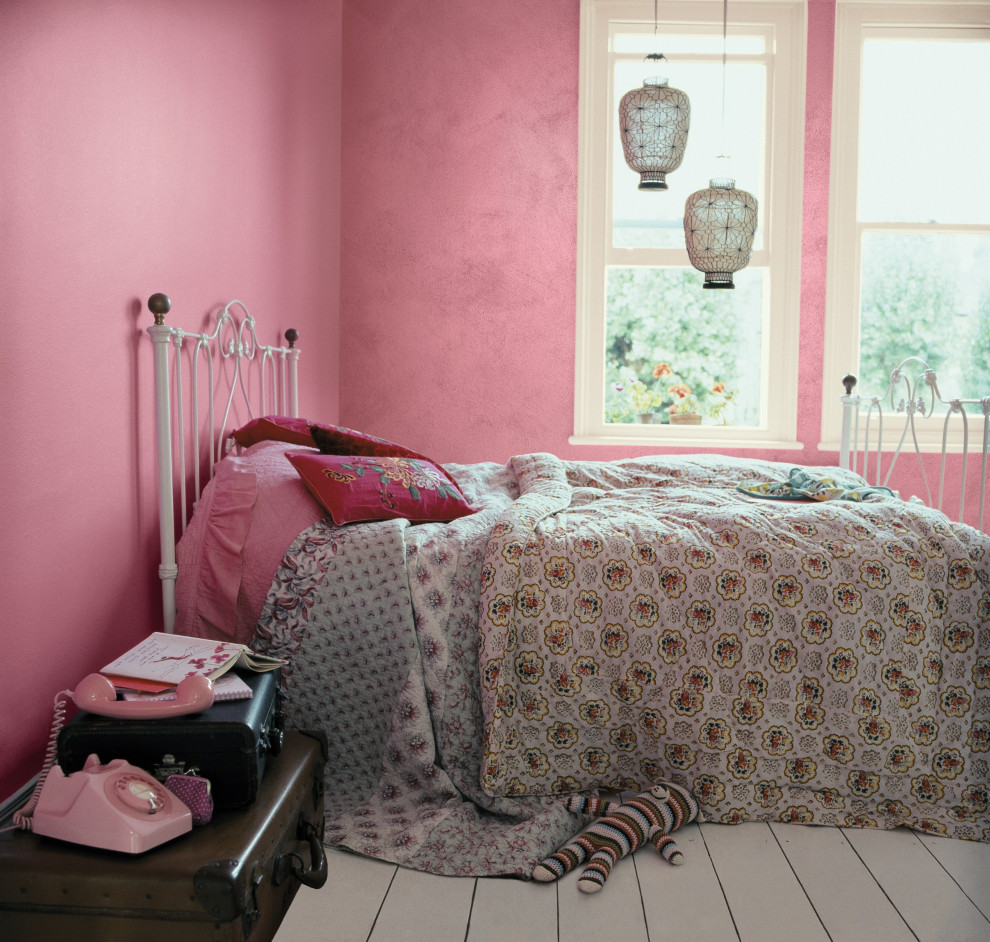 На фото: маленькая хозяйская спальня в стиле ретро с розовыми стенами, деревянным полом и белым полом для на участке и в саду